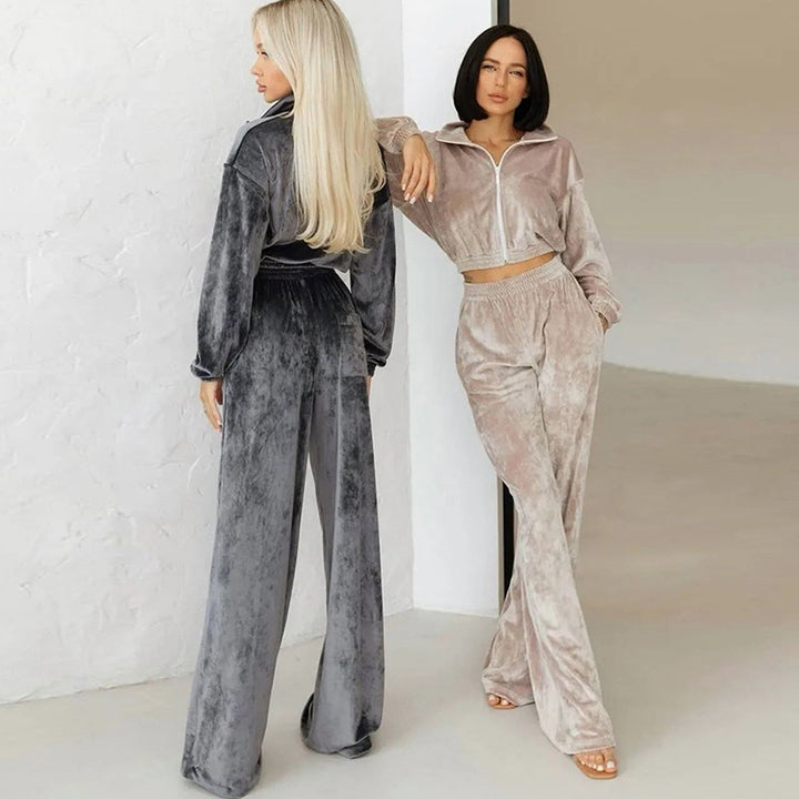 Kvinders fashionable velour sportsdragt med halv lynlås og elastiske manchetter Skovae