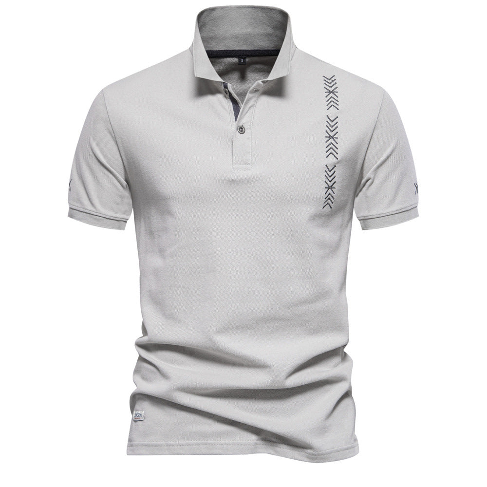 Herren nan legeres Polo med kort knapliste, broderet pilmotiv-panel og ståkrave Skovae
