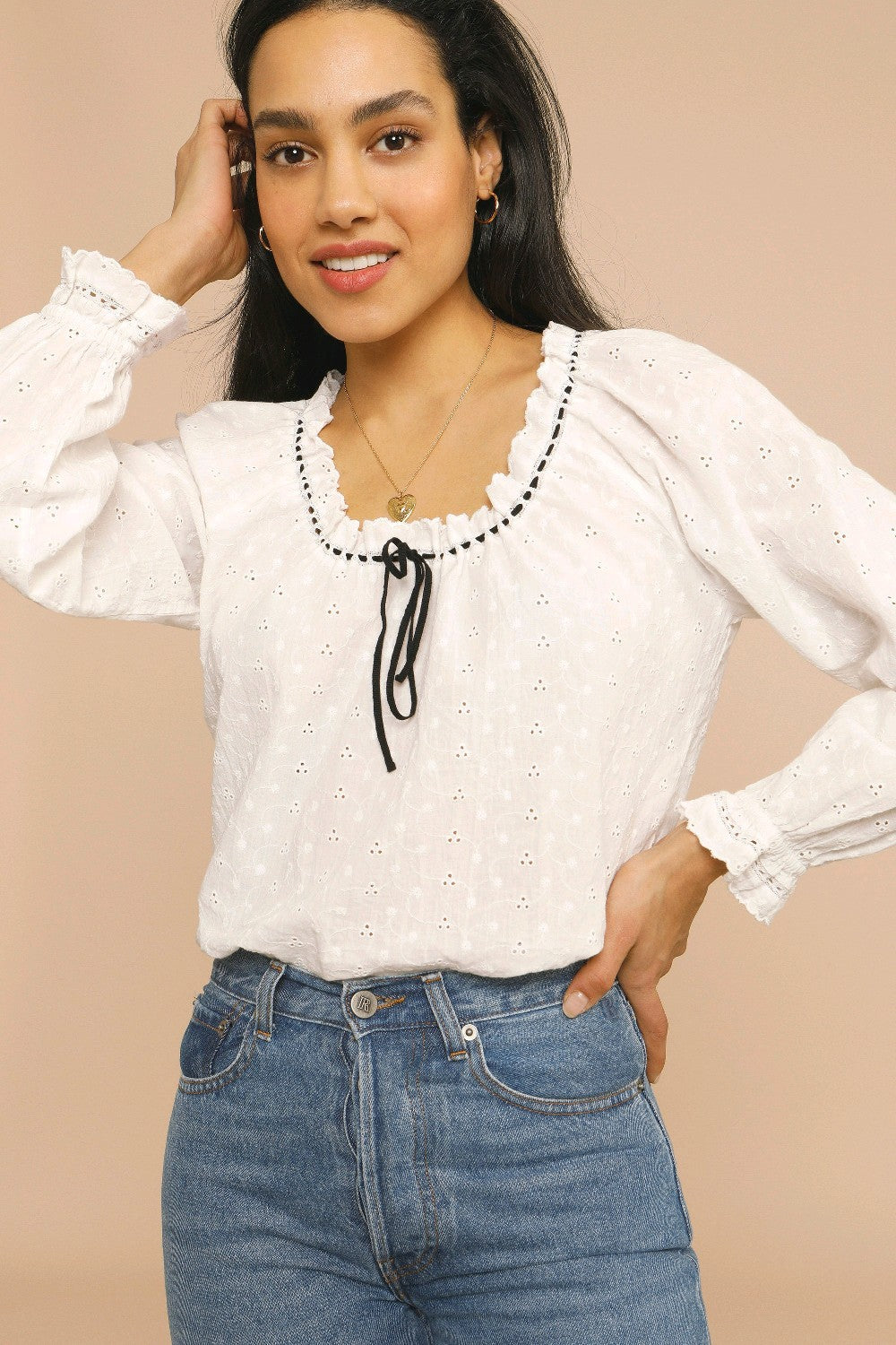 Dame elegant bluse med flæser og snøre detaljer Stilla