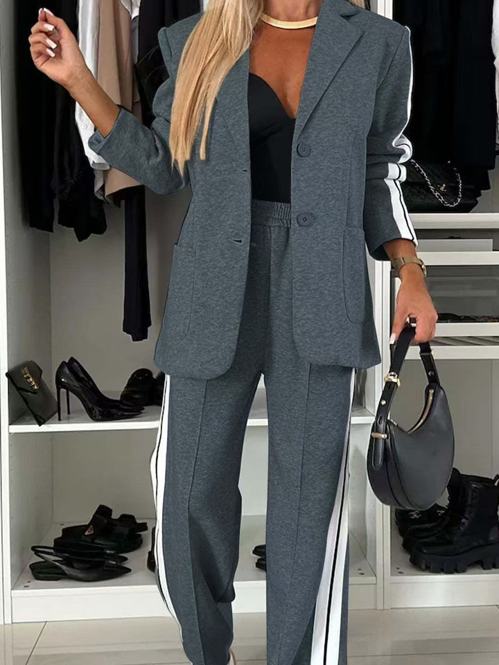 Dame nan elegant blazer-sæt i sportchic med kontrasterende sidelænder og elastisk buks Skovae