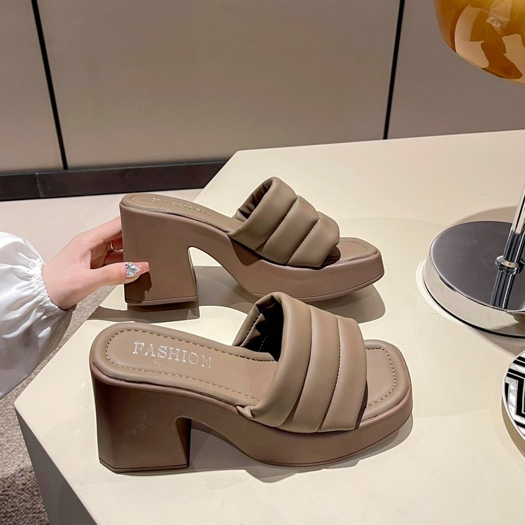 Dame platform sandaler med bred remdesign og moderigtig blokhæl Stilla