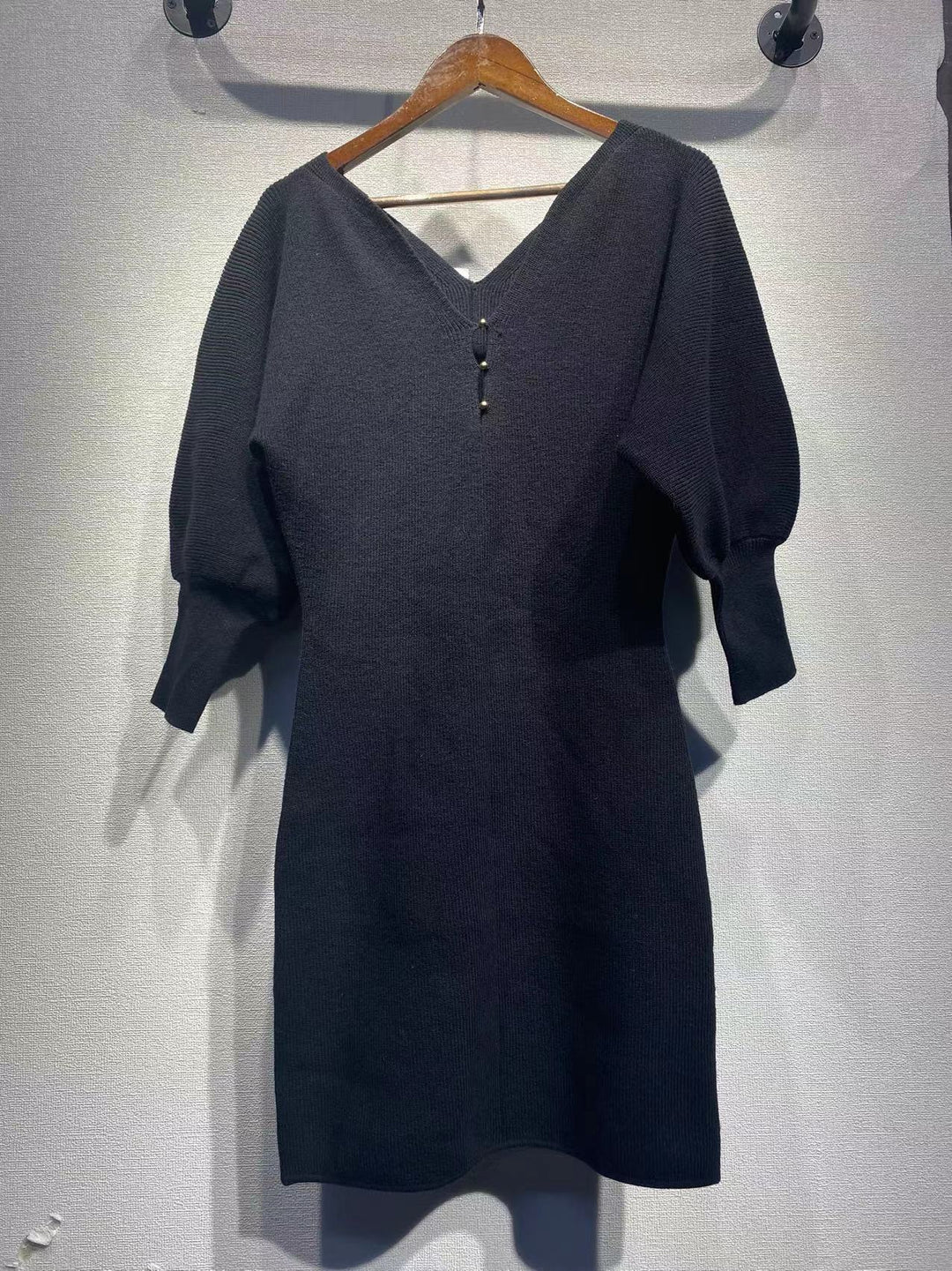 Dame strikkjole med dyb V-hals og elegante pufærmer Stilla