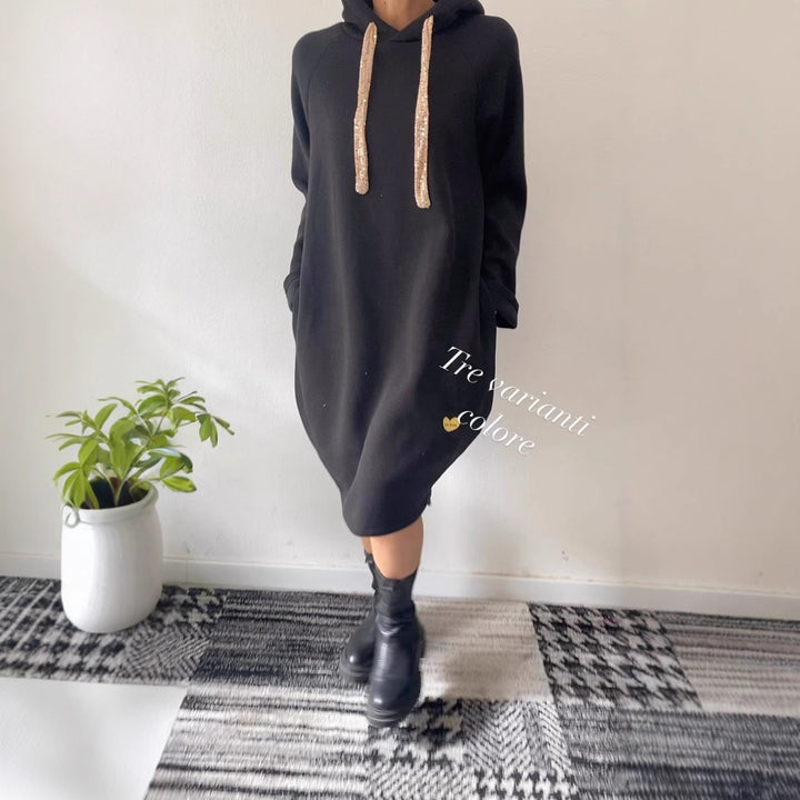 Kvinders hoodie kjole i en afslappet oversized stil med glitrende detaljer Stilla