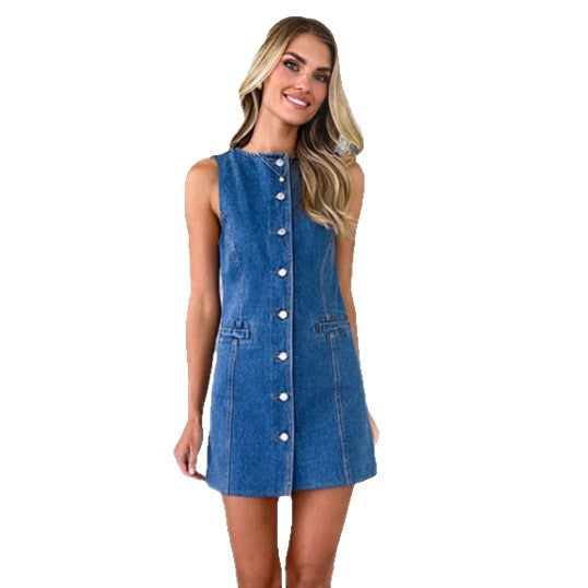 Dame denim kjole i modern A-line snit med knaplukning og praktiske lommer