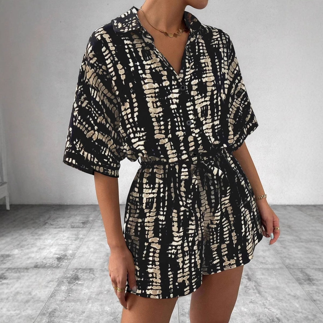 Dame kortærmet jumpsuit med blomsterprint og taljebælte Skovae