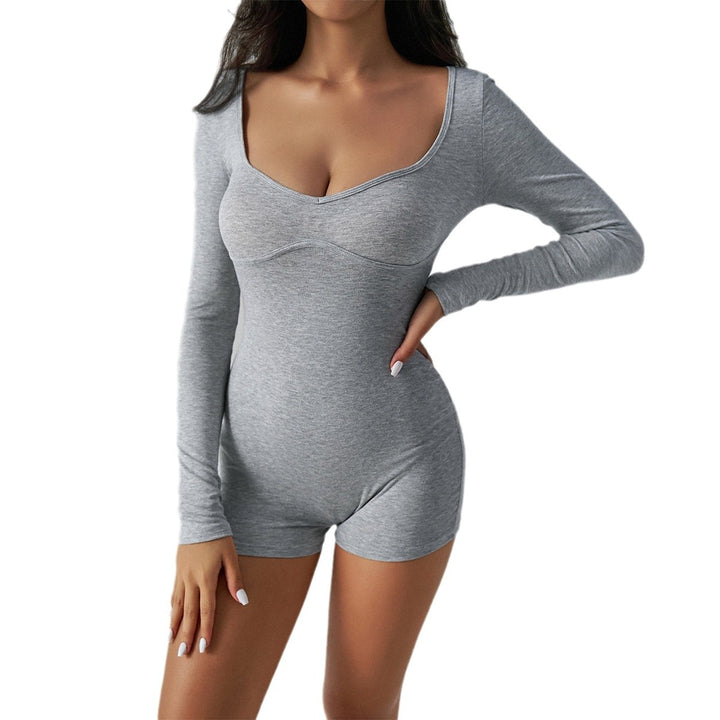 Damer langærmet jumpsuit med figursøgende design og elegant V-hals Stilla