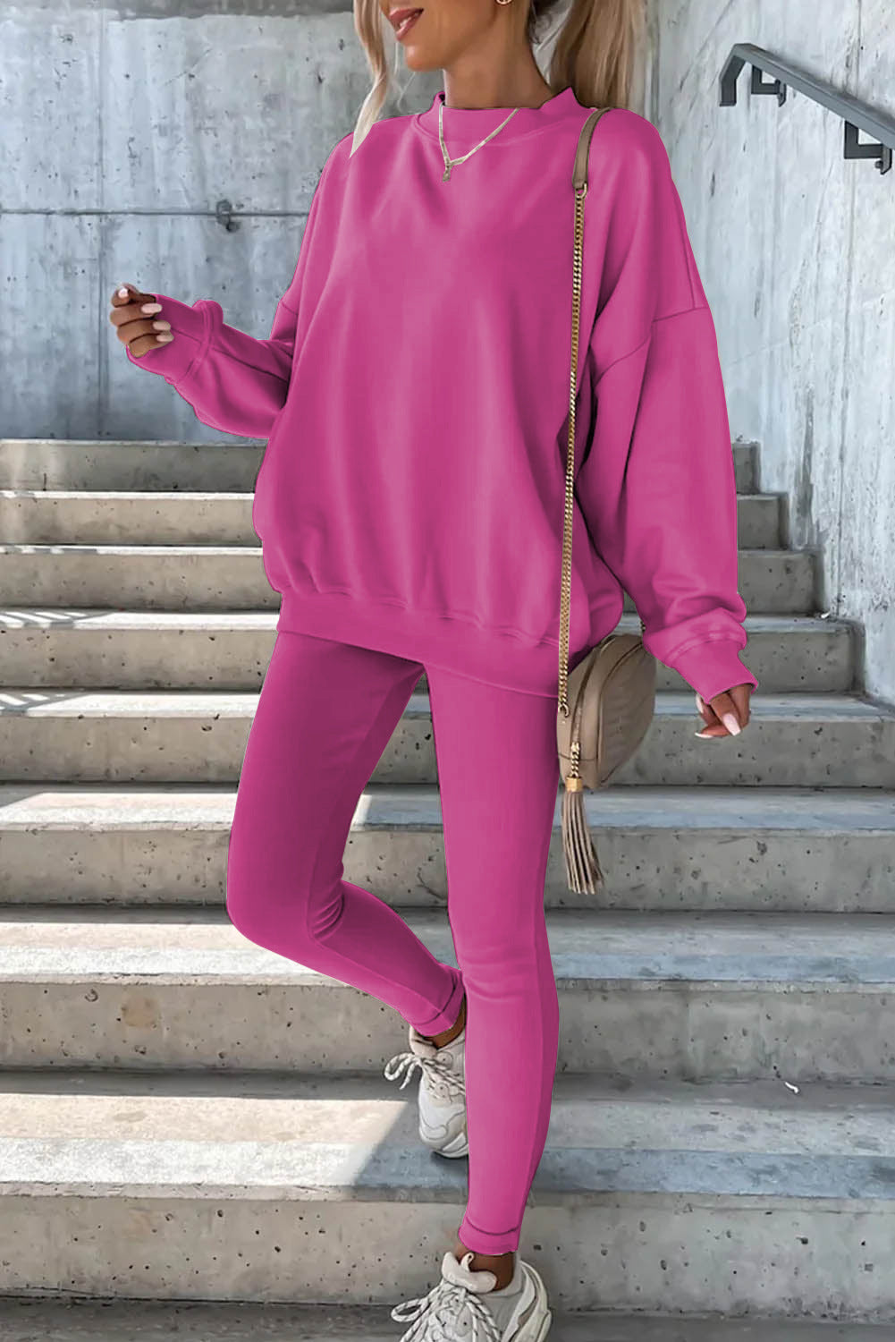 Kvinders sporty fritidssæt med afslappet oversized sweatshirt og tætsiddende leggings Skovae