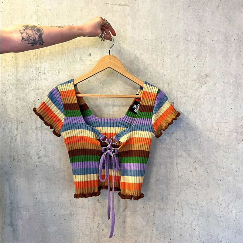 Dame figursyet Crop-Top med stilfulde striber og flæsedetaljer Skovae