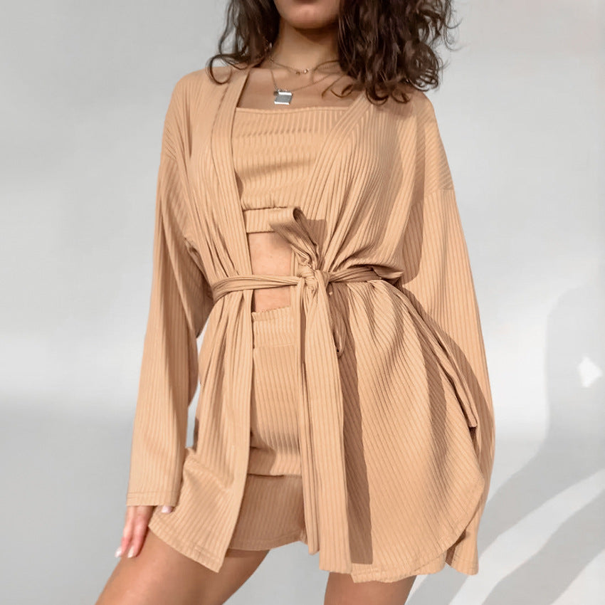 Dame loungewear-sæt med en elegant, taljerbar top og komfortable shorts Stilla