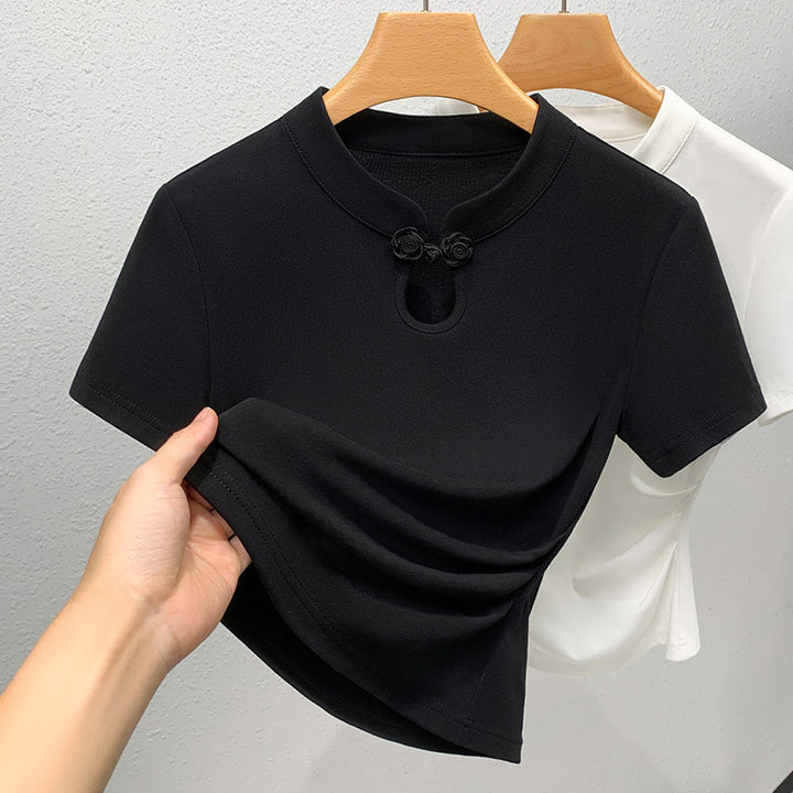 Dame kortærmet bluse med elegant rund halsudskæring og floralt knapdetalje Stilla