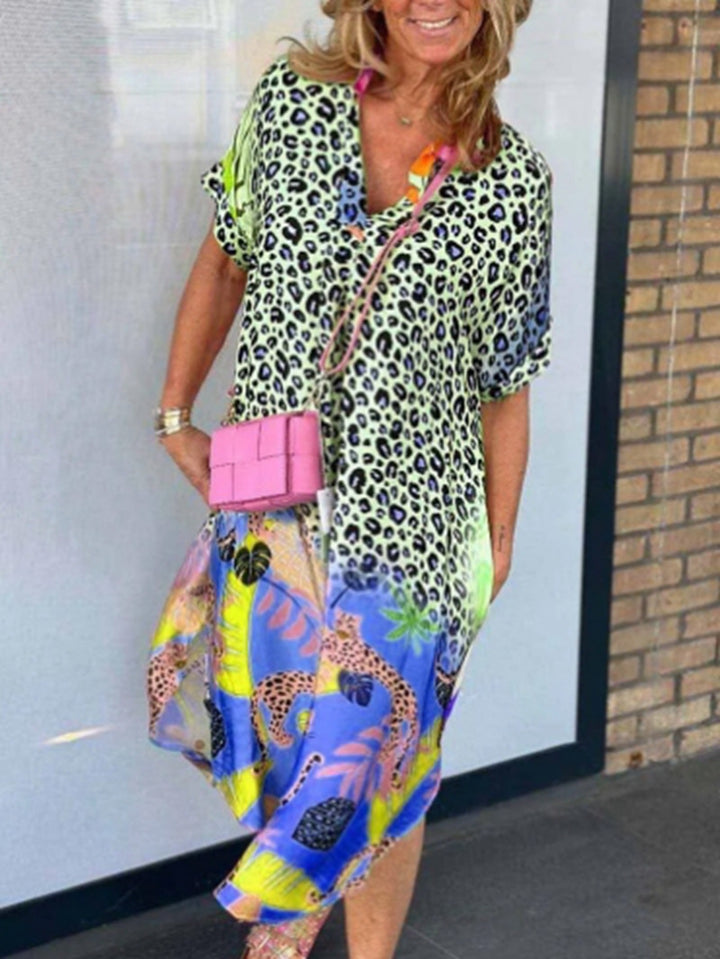 Dame med vid beskåret V-hals Midikjole med leopard- og tropemønster Skovae