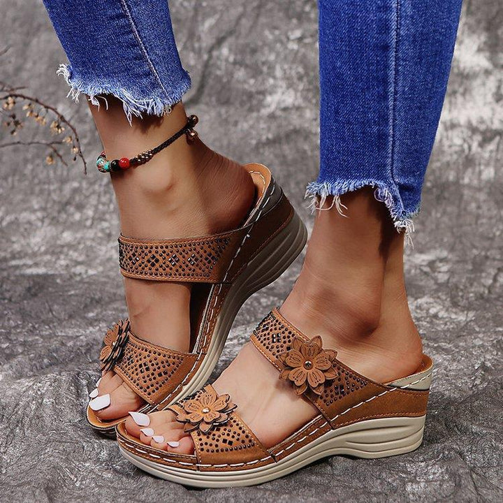 Dame Wedge-sandaler med blomstrede accenter og komfortabel sål Stilla