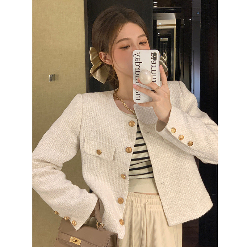 Kvinders kort blazer med elegante guldknapper og moderne snit