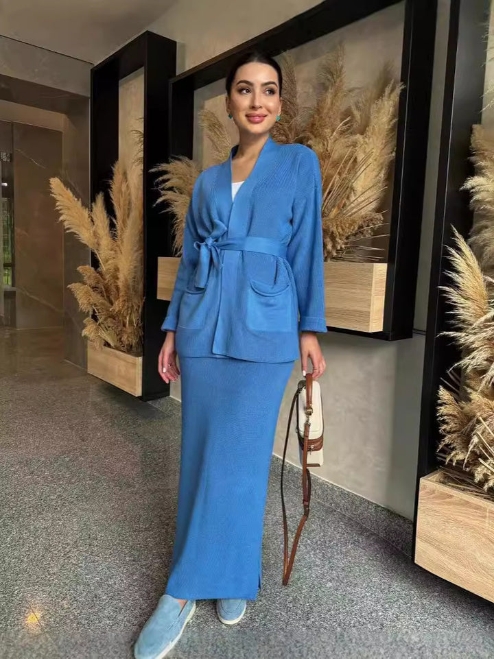 Kvinders elegante blyant kjole med stilfuld blazer jakke og praktiske lommer Stilla