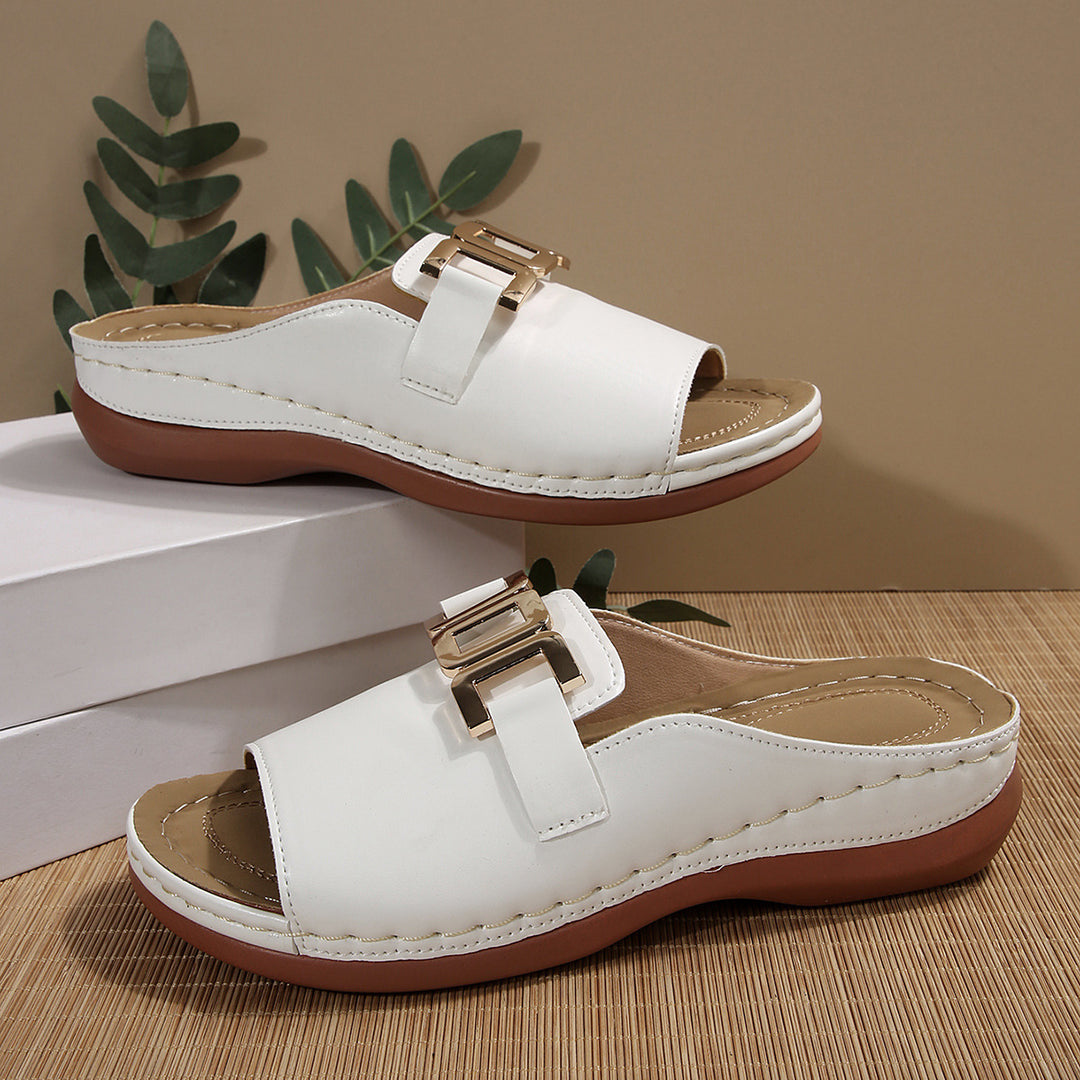 Dame komfortable toe separator sandaler med elegant spænde design Stilla