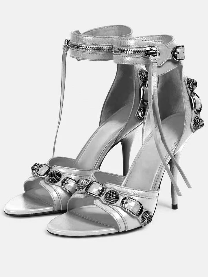 Femme High-Profile Stiletto Sandaler med dekorativ ankelrem og metalliske accenter Stilla