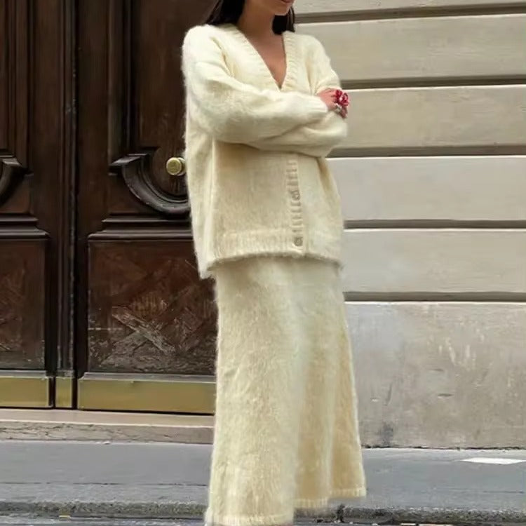 Damers elegant cardigan og nederdel af Stilla