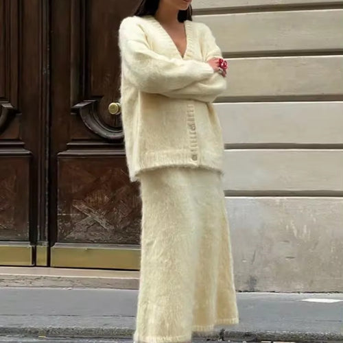 Damers elegant cardigan og nederdel af Stilla