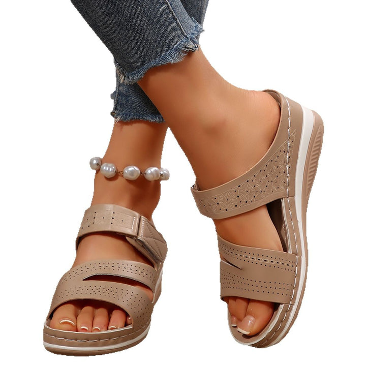 Dame Wedge-sandaler med blomstret perforeringsdesign og justerbar rem Stilla