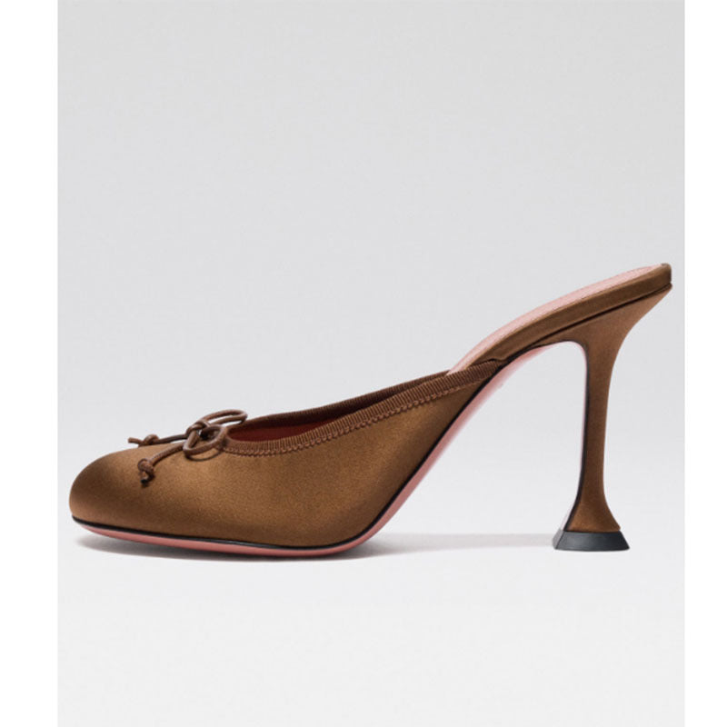 Femme High-Fashion Satin-Pantoletten med skulpturel hæl Stilla