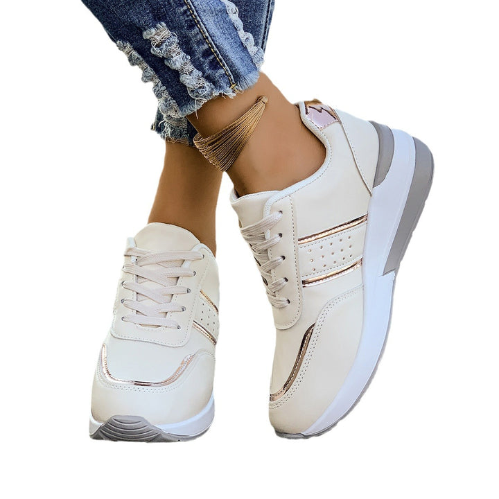 Dame nan City-Sneaker med dæmpet kilehæl, polstret komfortfodbed og elegante metallic-detaljer Skovae