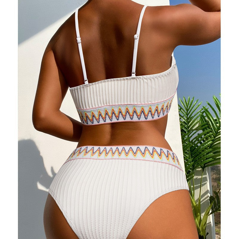 Dame Bikini-sæt med modedesign i rib og legende zigzag-accenter Stilla