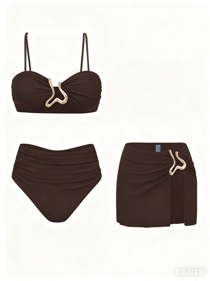 Dame bikinisæt med elegant indpakningsskørt og moderne design Skovae