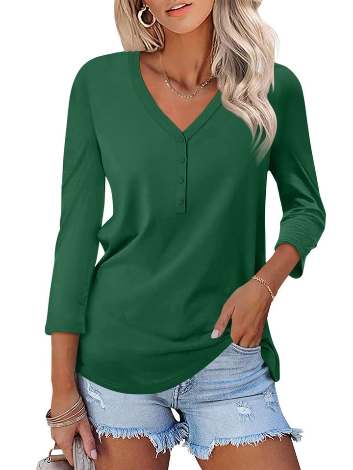 Dame T-shirt med V-hals og praktisk knapliste Stiila