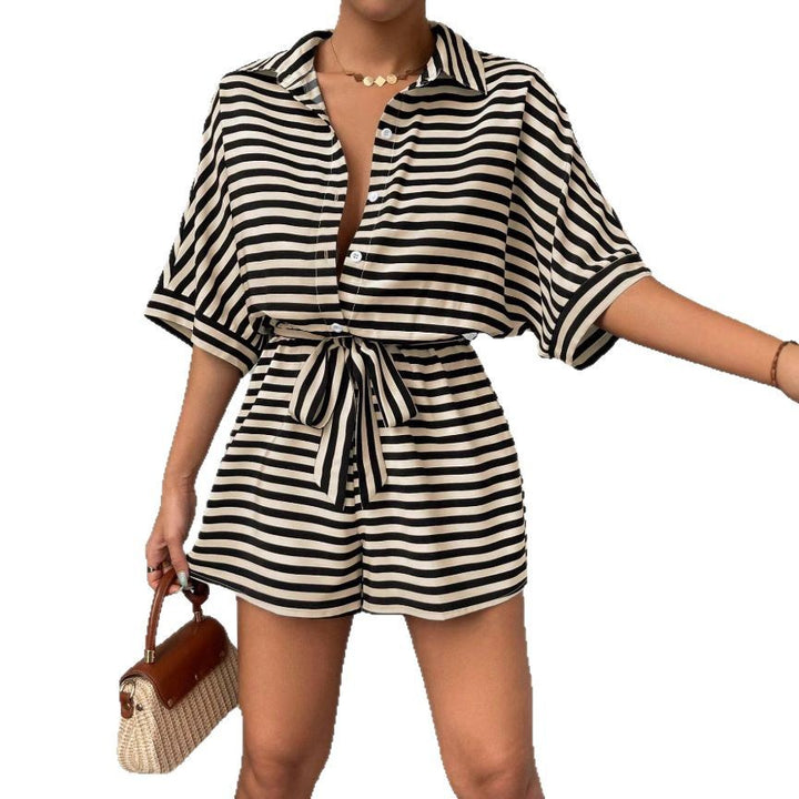 Kvinders korte jumpsuit med stribet design af Stilla