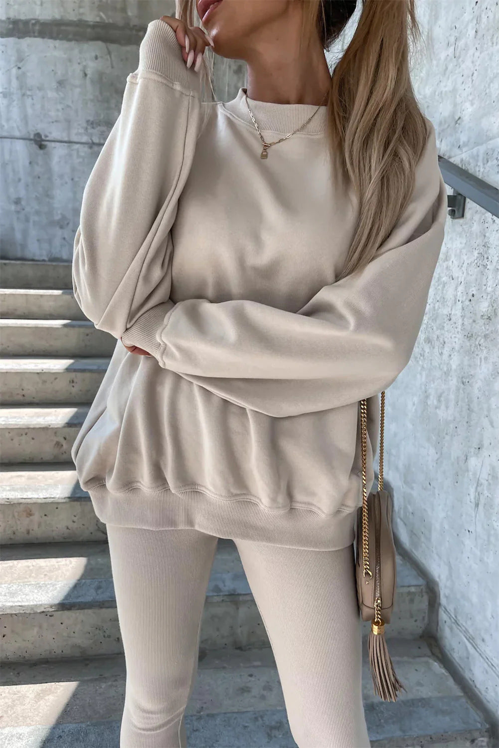Kvinders sporty fritidssæt med afslappet oversized sweatshirt og tætsiddende leggings Skovae