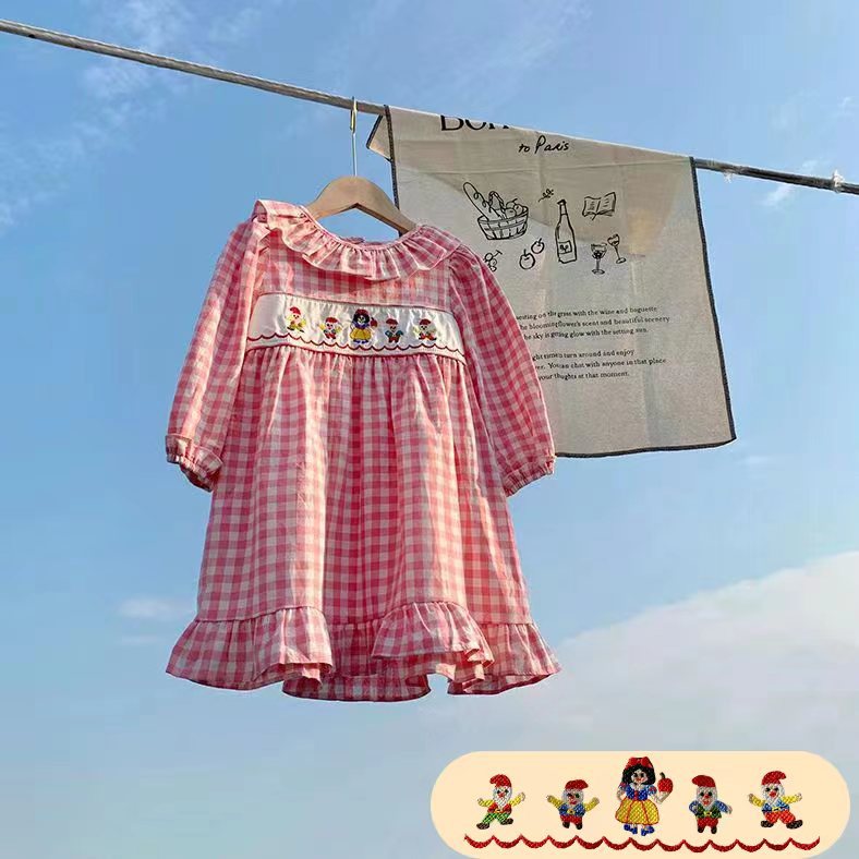 Pige Gingham-rutete kjole med fantasifuld karaktérbroderi Stilla
