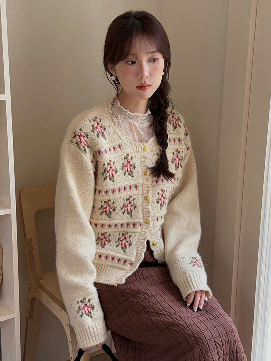Dame strikket cardigan med blomsterdetaljer og knaplukning Stilla