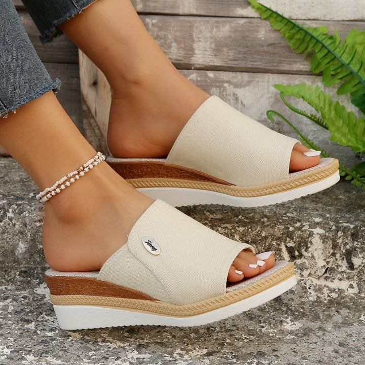 Dame Wedge-sandaler med praktisk kryds-design og komfortabelt fodseng Stilla