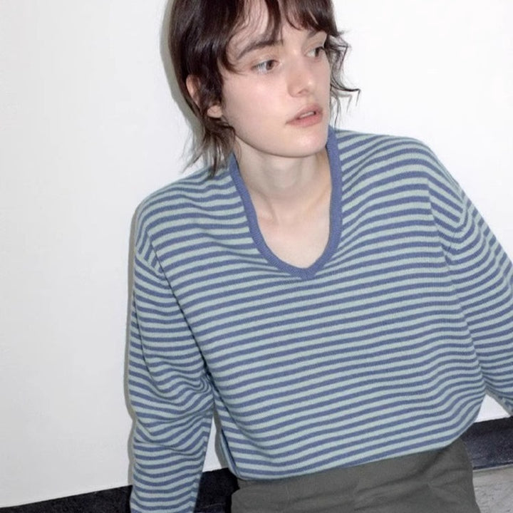 Dame stribet pullover med V-hals og blødt flydende materiale Stilla