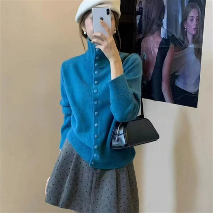 Kvinders strikket sweater med opretstående krave og knapdetalje Stilla