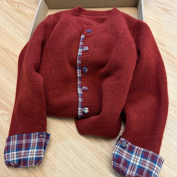 Kvinders fashionable cardigan med ternet mønster og praktiske knapper Stilla