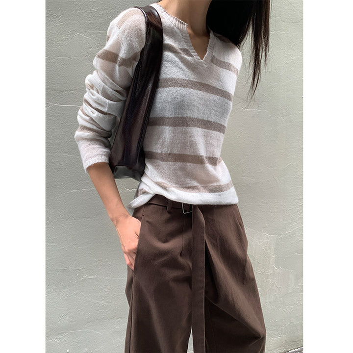 Dame strikket sweater med V-hals og asymmetrisk stribemønster Stilla