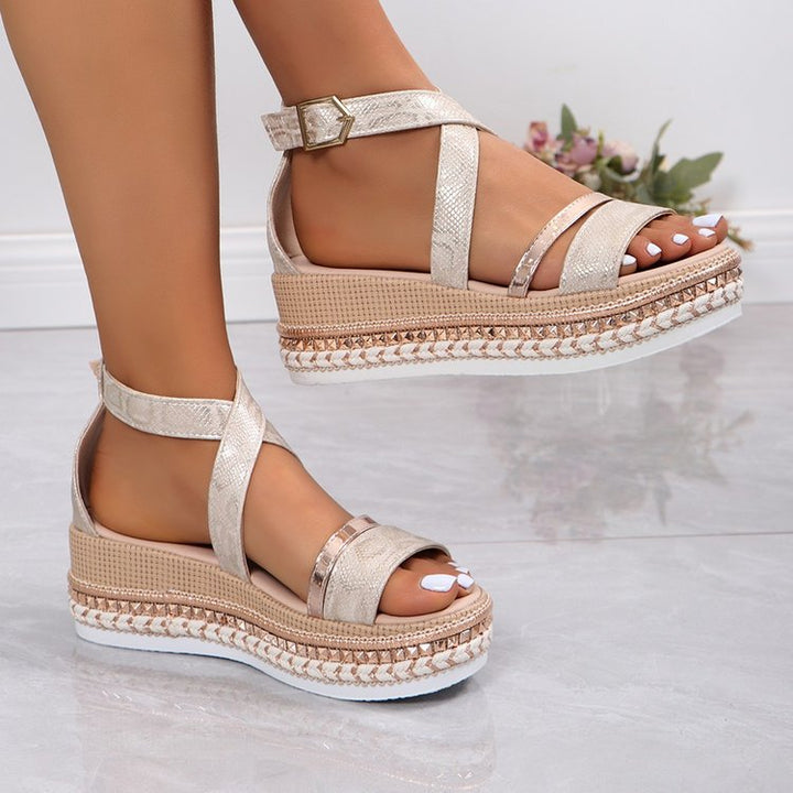 Dame wedge-sandaler med justerbare stropper og moderigtig bast-look Stilla