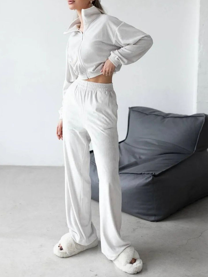 Kvinders fashionable velour sportsdragt med halv lynlås og elastiske manchetter Skovae
