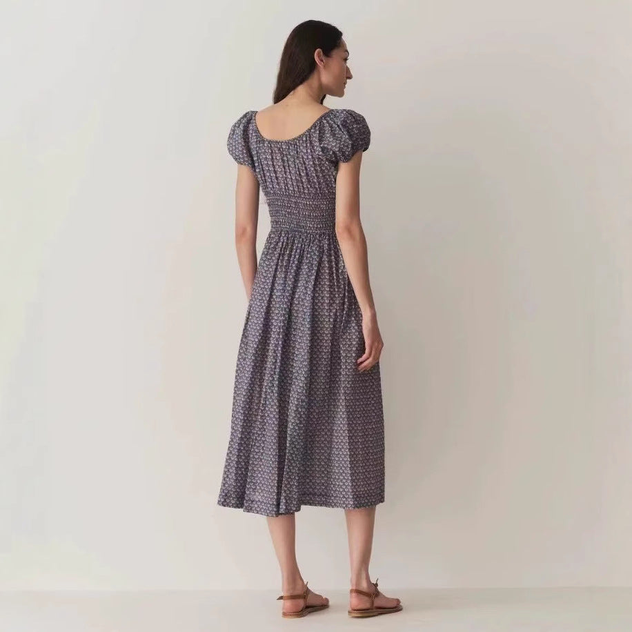 Dame Midikjole med sart smockdesign og elegante puffærmer Stilla