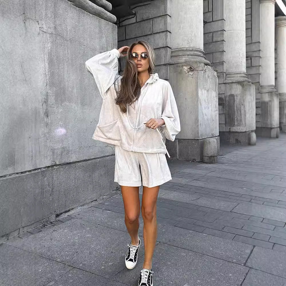 Kvinders afslappede velour hoodie- og shorts-sæt med løstsiddende design Skovae