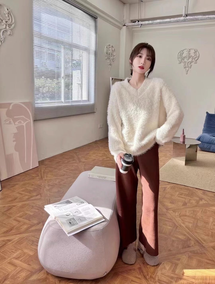 Kvinders fluffy V-hals sweater med blødt materiale og afslappet pasform Stilla