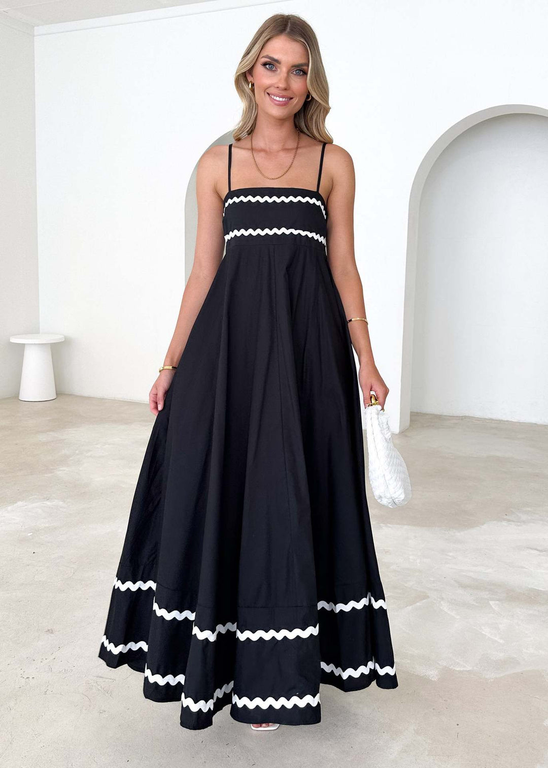Damen sommer maxi kjole i elegant A-linie snit med sofistikerede dekorative detaljer Stilla