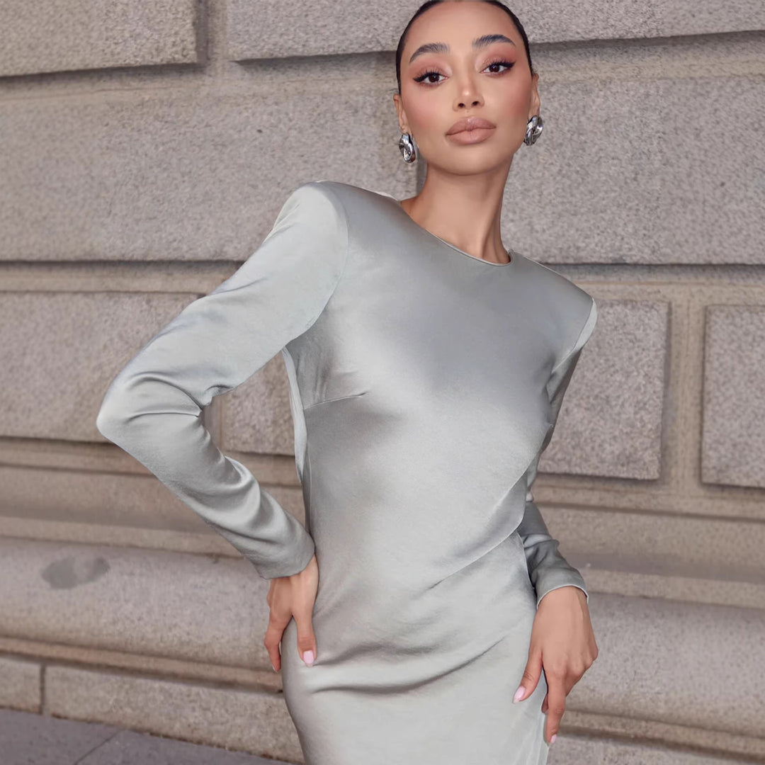 Dame elegante kjole med lange ærmer og skinnende satin top og tætsiddende silhuet Skovae
