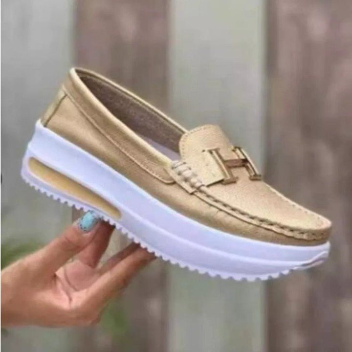 Dame modische Slip-On Loafers med smidigt overmateriale og trendy logo-detalje Stilla