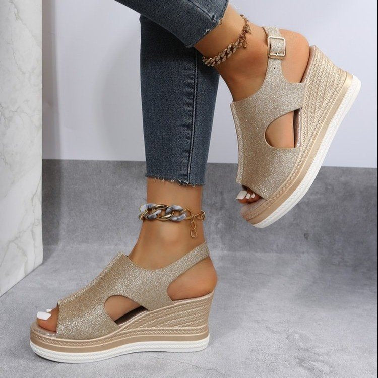 Dame wedgesandaler med elegant cut-out-design og justerbar rem Stilla