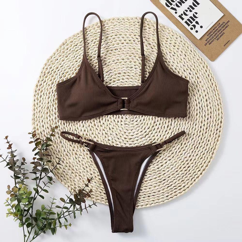 Dame triangel-bikini med raffineret halterdesign og elegant guldspænde Skovae