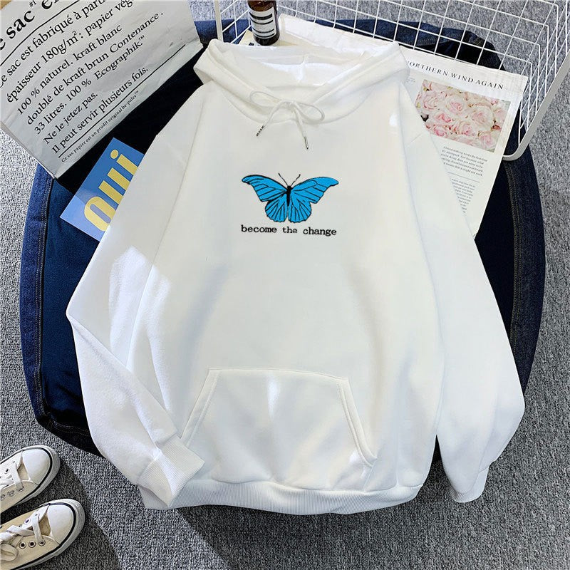Kvinders hoodie med kort skæring og unikt sommerfugl motiv Skovae