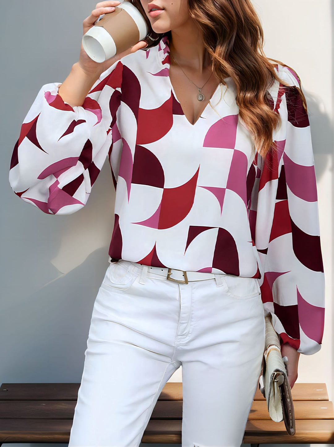 Dame elegant bluse med moderne grafisk mønster og V-hals Stilla