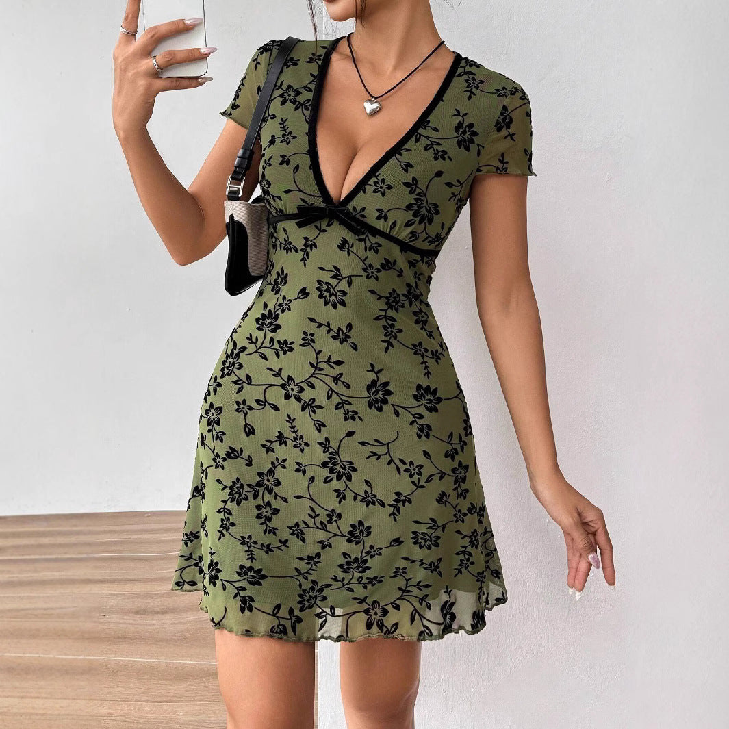 Damer nan figursyet mini kjole med dyb V-udskæring, chiffon-overtræk og floral velourlook Skovae